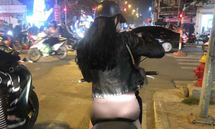 Mặc quần mỏng tang đi xe máy trên phố, cô gái xinh đẹp lộ nội y cùng vòng 3 phản cảm