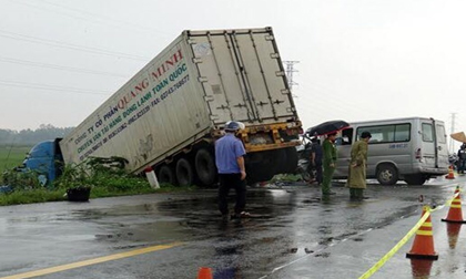 Xe container đâm xe khách biến dạng: 3 người chết, 10 người bị thương nặng