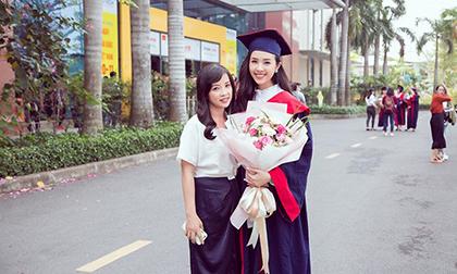 Lộ diện gia đình cực phẩm của Á hậu Thuý An trong ngày lễ tốt nghiệp