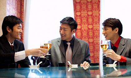 Nhân viên mới trả tiền tiếp khách cho sếp rồi bị sa thải ngay lập tức, nguyên nhân do đâu?