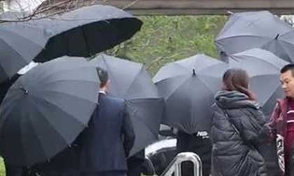 Thi thể của Cao Dĩ Tường vẫn chưa được đưa về Đài Loan, gia đình dùng ô che chắn trong lễ tang