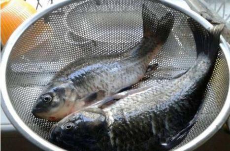 Cá tanh, đừng thêm rượu và giấm! Mách bạn một gia vị có sẵn trong bếp hiệu quả gấp nhiều lần