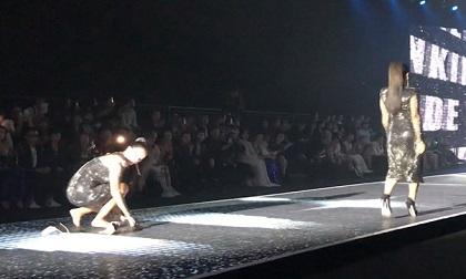 Thúy Hạnh ngã văng cả giày ngay trên sàn catwalk, Thúy Hằng tự tin bước tiếp