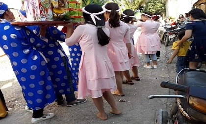 Lại xuất hiện dàn bê tráp thuê 'kém duyên' hết phần thiên hạ, giận tím người thay cho cô dâu chú rể