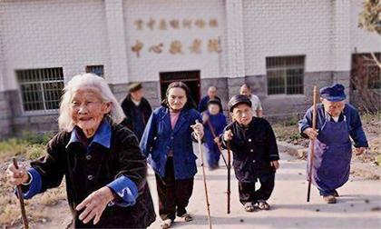 'Ngôi làng lùn' bí ẩn ở Trung Quốc: Khi người già trông như… bé lên ba