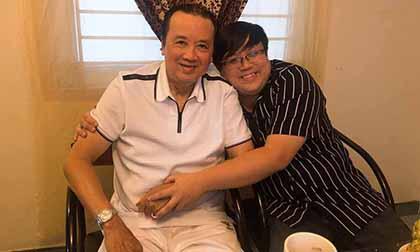 Sau thời gian dưỡng bệnh, NSND Bảo Quốc xuất hiện với diện mạo tươi tắn