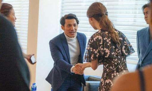 Sướng như Liên Bỉnh Phát, liên tục được bắt tay và chung khung hình với Yoona