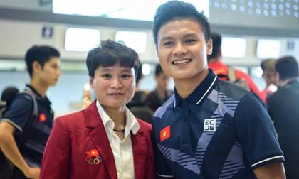 Quang Hải chụp ảnh cùng phiên bản nữ của mình cũng là cầu thủ bóng đá