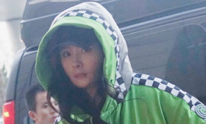 Đây là phản ứng của Dương Mịch lúc đối diện với giới truyền thông sau khi bị tung ảnh vào khách sạn với phi công trẻ 