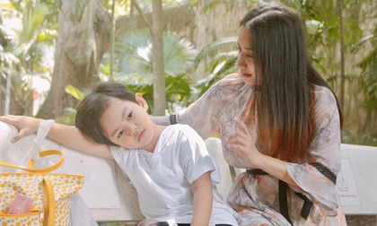 Học Khánh Thi cách xử lý khéo léo khi con trai giận dỗi ở chỗ đông người