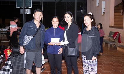 Văn minh như vợ chồng Hoa hậu Julia Hồ, chia tay đã lâu nhưng vẫn cùng nhau đi từ thiện xa và ngủ chung phòng