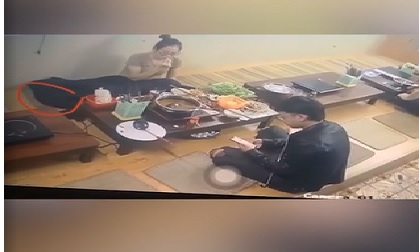 Gái xinh sang chảnh dùng áo khoác trộm túi xách trong quán ăn