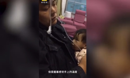 Clip cha mệt lả nhưng vẫn cố ngậm ống truyền nước để giữ ấm cho con hút 160 triệu lượt xem