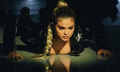 Selena Gomez khiến dân tình đứng ngồi không yên vì combo vòng một bị ép ngộp thở, nằm sấp khoe body sexy, rắn chắc