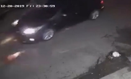 'Xế hộp' lao bất chấp, thợ sửa ống nước may mắn thoát nạn nhờ phản xạ kịp thời