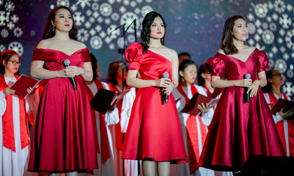 Ca sĩ Sunny Đan Ngọc sưởi ấm trái tim trẻ em mồ côi trong đêm nhạc Giáng sinh