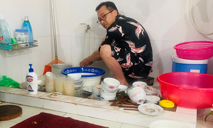 'Ông chồng của năm' ở nhà cặm cụi rửa 6 mâm bát đĩa cho vợ trong đêm Noel