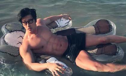 Mẫu nam bằng tuổi 'Bà Tân Vlog' gây sốt với body và gương mặt cực phẩm, chẳng hề kém trai trẻ 