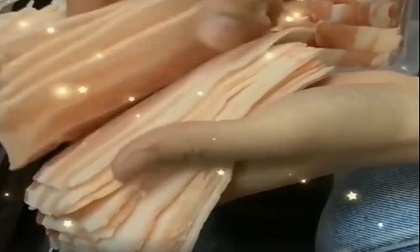 Xu hướng lì xì, quà tặng dịp Tết 2020: Móc khoá, áo 3D in hình thịt lợn đang thành 'hot trend'