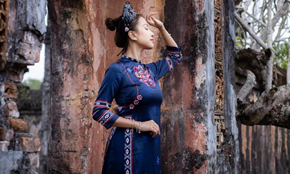 Vân Hugo diện áo dài nền nã chụp ảnh bên đình làng cổ