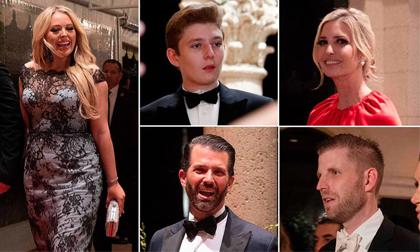 Gia đình Tổng thống Mỹ tổ chức tiệc năm mới xa hoa, cậu út Barron Trump mặc tuxedo điển trai hết phần thiên hạ