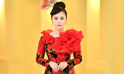 Nữ hoàng hoa hồng Bùi Thanh Hương diện áo dài thướt tha chào đón năm mới 2020