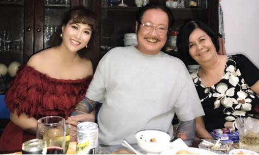 Nhìn lại hình ảnh đời thường cuối cùng của tài tử Nguyễn Chánh Tín, thắt lòng với câu nói: 'Giờ gia sản mất hết rồi nên ngủ sướng lắm'