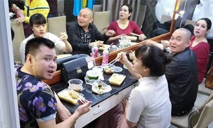 Nhìn ảnh các nghệ sĩ ăn vội vàng khi tập cho chương trình 'Gặp nhau cuối năm': Fan nhìn mà thấy thương!