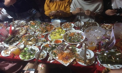 Nhìn mâm cỗ cưới sau trò đùa vô duyên của trai làng, nhà gái 'giận tím người' đành đứng dậy