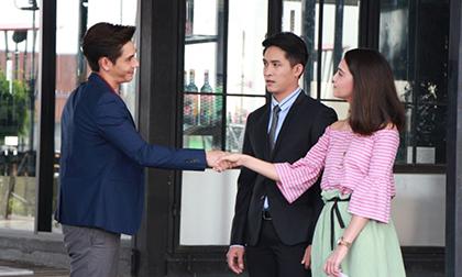 Chồng vô tư 'du hí' với bồ cách nhà 1000km thì ngã ngửa thấy vợ... hôn xã giao anh hàng xóm ngay trước mắt