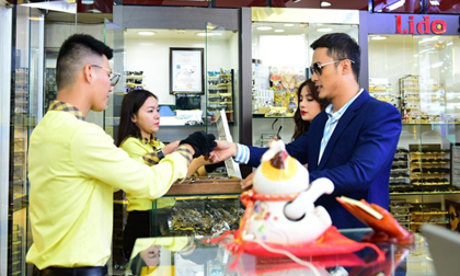 'Tài xế điển trai' Trường Thịnh đi mua mắt kính hàng hiệu và cuộc gặp gỡ bất ngờ