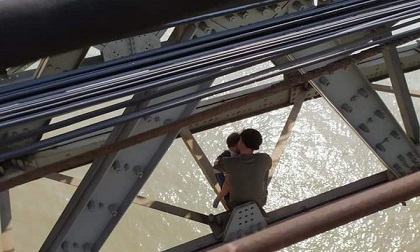 Buồn chuyện gia đình, cha ôm con 7 tháng tuổi ra cầu Long Biên định tự tử