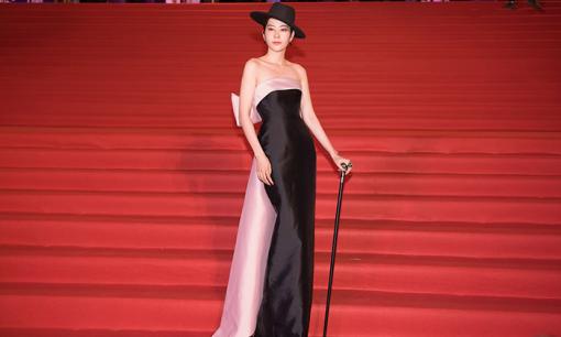 Sau màn khóc lóc vì mèo cưng bị chê, Nam Em hóa thân thành nữ ảo thuật gia trên thảm đỏ