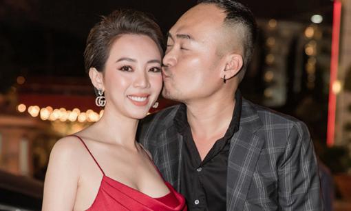 Thu Trang đẹp rực rỡ với tóc ngắn, cười rạng rỡ khi Tiến Luật hôn lên má