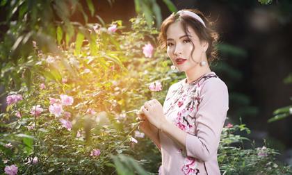 Đan Lê khoe sắc bên hoa trong bộ ảnh Tết