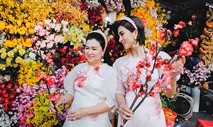 Kim Tuyến diện áo dài thướt tha cùng mẹ xuống phố dịp cuối năm