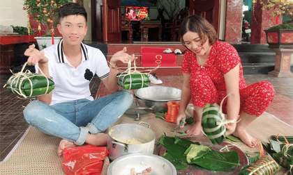 Phan Văn Đức trổ tài gói bánh chưng đón Tết tại nhà vợ