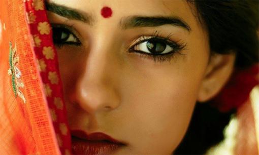 Tại sao người Ấn Độ lại có nốt ruồi đỏ giữa trán?