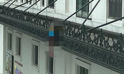 Phát hiện thi thể nam thanh niên vắt vẻo trên lan can chung cư ở Hà Nội