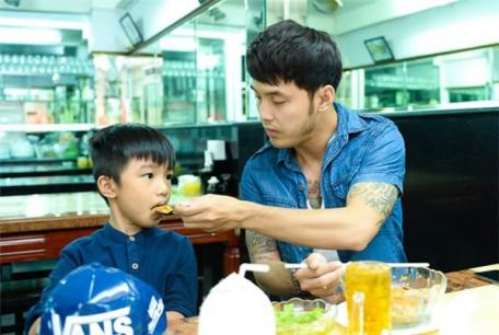 Những bố dượng showbiz Việt: Người 'được lòng' con riêng, kẻ mang tiếng ngược đãi