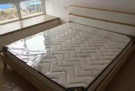 Có nên xé màng nhựa của đệm mới mua không? Nhiều người thấy tiếc vì biết quá muộn!