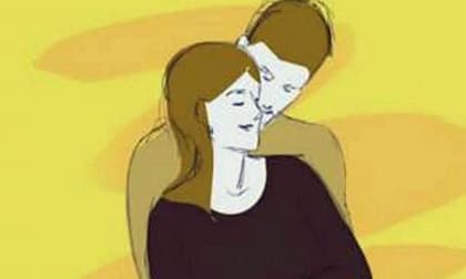 Tại sao phụ nữ thích đàn ông ôm từ phía sau? Câu trả lời hóa ra cực đơn giản mà bất cứ người đàn ông nào cũng nên biết