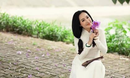 BTV Hoài Anh diện áo dài trắng nữ sinh trẻ trung như gái mười tám, đôi mươi