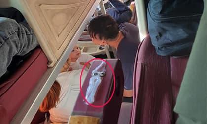 Có gì trong hình ảnh ông bố trẻ nựng con trên xe khách khi thời tiết nắng như đổ lửa mà dân mạng chia sẻ rầm rầm?