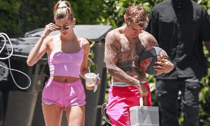 Trở về Mỹ trong mùa dịch, vợ chồng Justin Bieber đã có màn khoe 'xôi thịt' ở chốn công cộng 