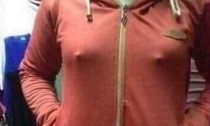 Mặc áo đi chợ bị nhìn chằm chằm, về nhà người phụ nữ mới tá hỏa phát hiện ra chi tiết dễ gây hiểu nhầm