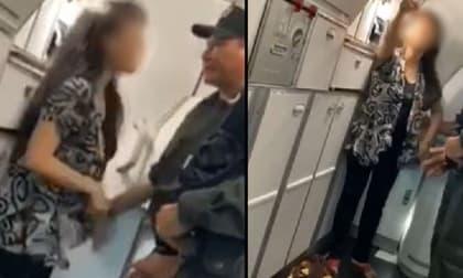 Nữ hành khách náo loạn máy bay, đòi đổi chỗ vì người ngồi cạnh nói chuyện và xịt mùi nồng nặc