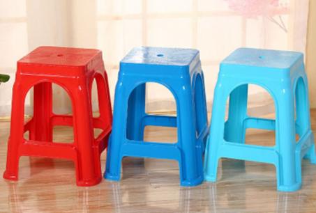 Tại sao có một lỗ trên ghế nhựa? Hóa ra có rất nhiều chức năng nhiều người không hề biết