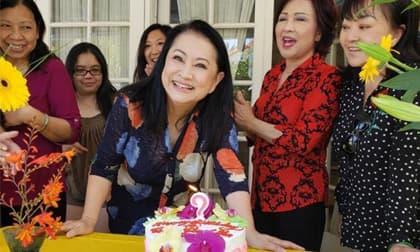 Diễn viên cải lương 'Đời cô lựu' Trang Thanh Lan đón tuổi mới ở hải ngoại 