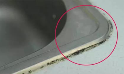 Keo dán trong bếp luôn bị 'nấm mốc' khi ướt? Sử dụng 'chất này' để chải, sau khi vệ sinh sẽ sáng như mới